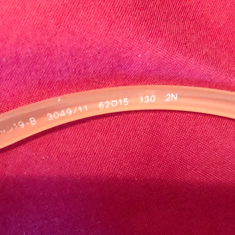 Burberry sunglasses in case - Picture 6 of 7